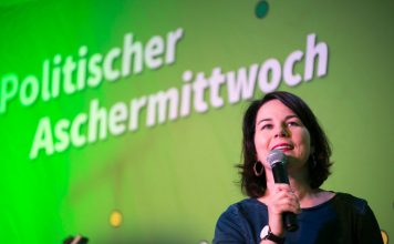 Annalena Baerbock na tle z napisem "polityczna środa popielcowa"/Fot. Bündnis 90/Die Grünen Nordrhein-Westfalen, CC BY-SA 2.0, Flickr