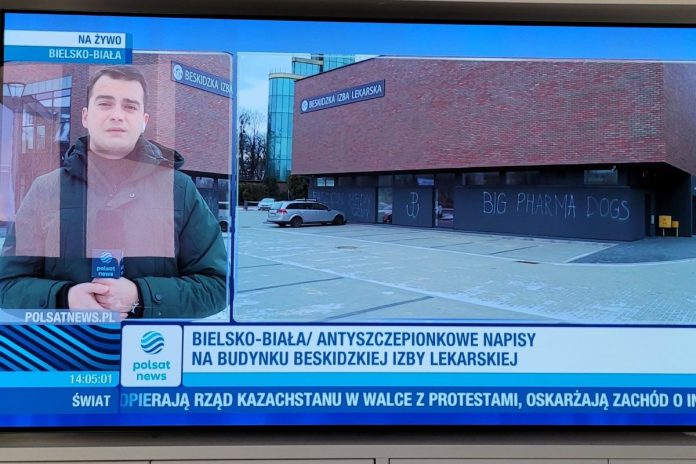 BIL_nczas "Antyszczepionkowe napisy"/Kadr z programu Polsat News/Fot. Twitter