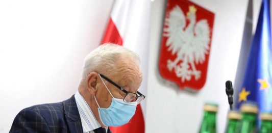 Warszawa, 11.01.2022. Zastępca przewodniczącego komisji Bolesław Piecha wziął udział w posiedzeniu sejmowej Komisji Zdrowia w Warszawie, 11 bm. Komisja zajmuje się poselskim projektem ustawy o szczególnych rozwiązaniach zapewniających możliwość prowadzenia działalności gospodarczej w czasie epidemii COVID-19 złożonym w Sejmie przez grupę posłów PiS. (aldg) PAP/Tomasz Gzell