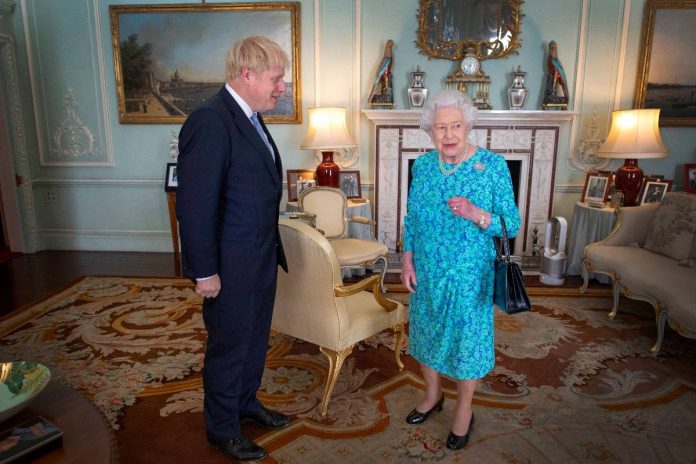 Premier Wielkiej Brytanii Boris Johnson i królowa Elżbieta Źródło: PAP