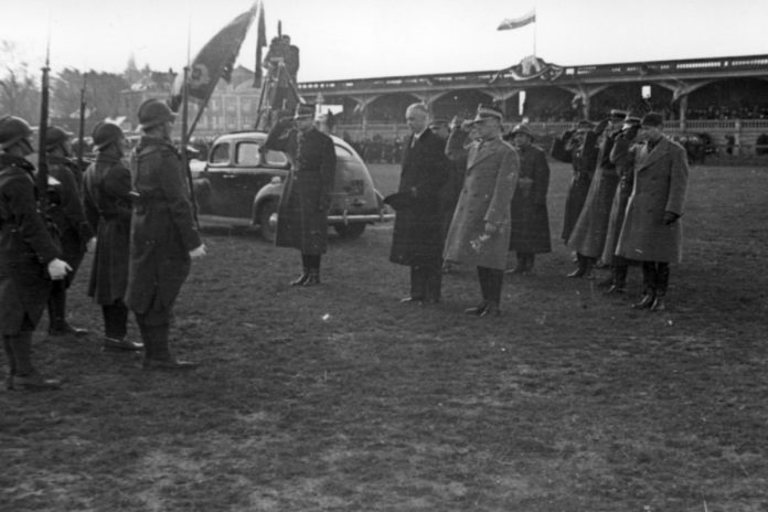 Gen. SIkorski na dworcu w ANgers Fot. Narodowe Archiwum Cyfrowe Sikorski