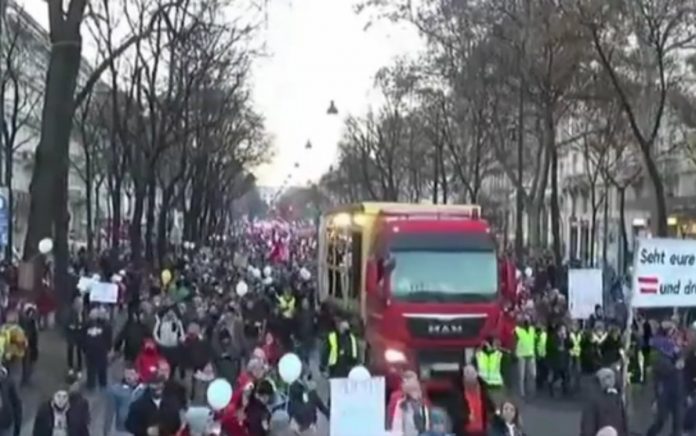 Protest przeciwko przymusowi szczepień w Austrii Źródło: Twitter/@MelchiorMarkus
