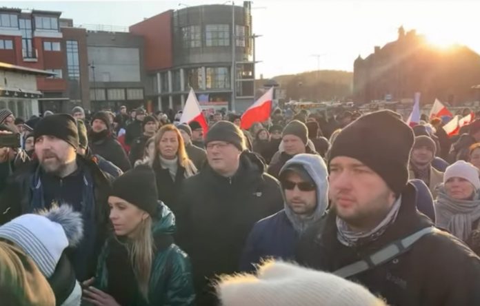 Protest przeciwko segregacji sanitarnej i przymusowi szczepień w Gdańsku Źródło: YouTube