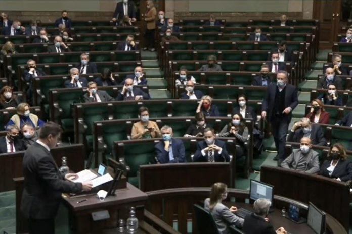 Poseł PO Bartłomiej Sienkiewicz chwiejnym krokiem wchodzący na salę plenarną/Fot. screen sejm.gov.pl