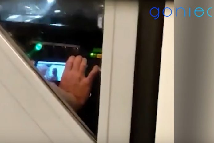 Motorniczy w Warszawie ogląda film porno podczas prowadzenia tramwaju Źródło: YouTube/Goniec.pl