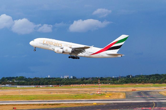 A 380 należący do linii lotniczych Emirates. Zdjęcie ilustracyjne: Pixabay