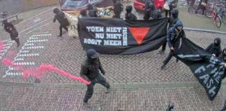 Amsterdam. Lewicowe bojówki niszczą budynek prawicowej partii FvD.