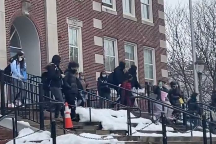 Uczniowie wychodzą ze szkoły w ramach protestu. Boston, USA. / foto: screen Twitter: @kirstenglavin