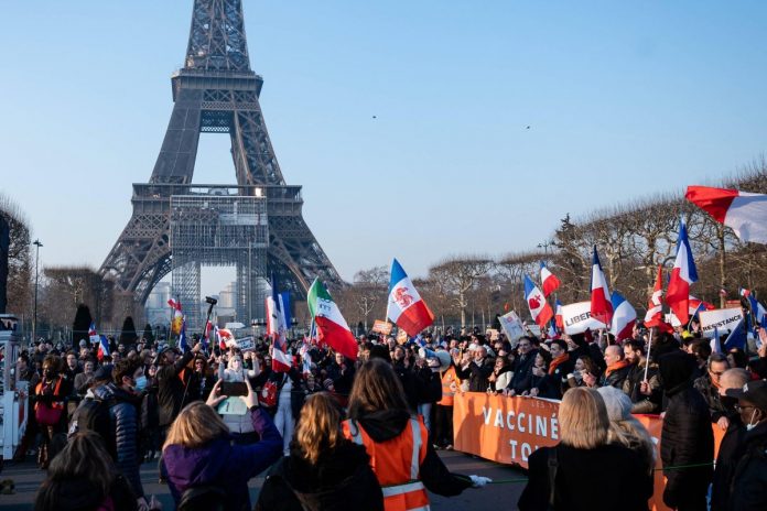 Protest w Paryżu. Foto: PAP/Abaca