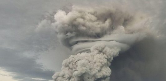 Erupcja wulkanu Hunga Tonga na Oceanie Spokojnym. Foto: tter