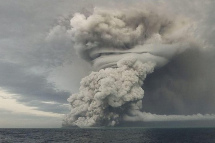 Erupcja wulkanu Hunga Tonga na Oceanie Spokojnym. Foto: tter