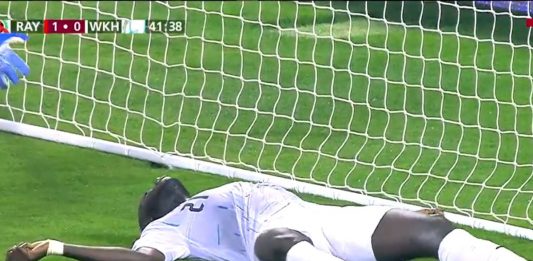 32-letni obrońca Ousmane Coulibaly doznający ataku serca podczas meczu/Fot. screen Twitter
