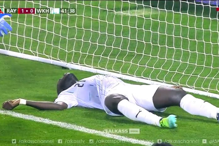 32-letni obrońca Ousmane Coulibaly doznający ataku serca podczas meczu/Fot. screen Twitter