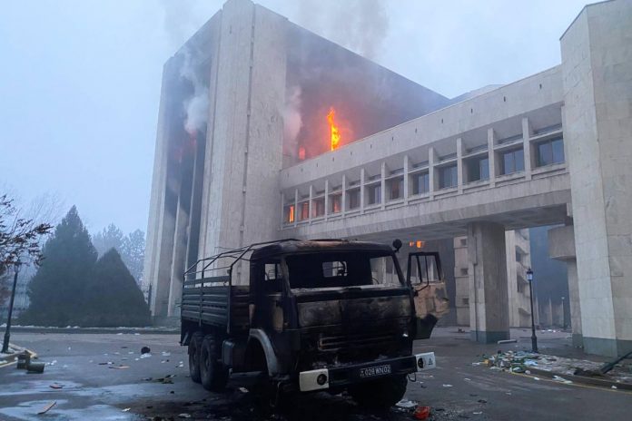 Płonący budynek akimatu (przedstawicielstwa władzy państwowej) w Ałmaty. Zdjęcie ilustracyjne. / Foto: PAP/ITAR-TASS