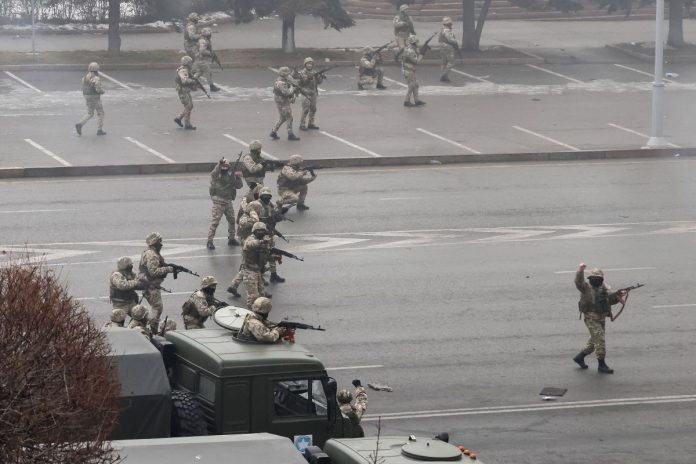 Ałmaty, Kazachstan. Siły wojskowe są wykorzystywane w operacji antyterrorystycznej w celu powstrzymania masowych zamieszek. Zdjęcie ilustracyjne. / Dostawca: PAP/ITAR-TASS