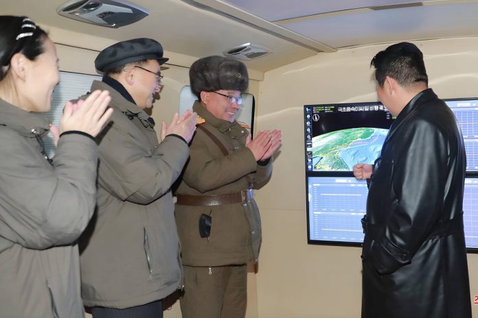 Zdjęcie udostępnione przez północnokoreańską agencję informacyjną. Rzekomy Kim Dzong Un dostaje oklaski po wystrzeleniu pocisku rakietowego. Foto: PAP/Newscom