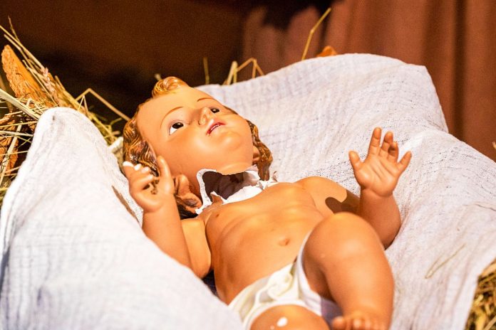 Uszkodzona przez nieznanych sprawców gipsowa figurka Dzieciątka Jezus w szopce na placu katedralnym św. Jana Pawła II w Łodzi. Foto: PAP