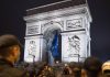 Flaga Unii Europejskiej zdjęta z Łuku Triumfalnego w Paryżu. Foto: PAP/Abaca