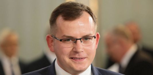 Poseł Paweł Rychlik (PiS), który widnieje w dokumentach jako sprawozdawca nowej covidowej ustawy.