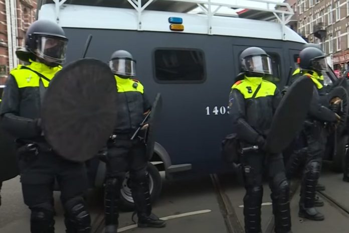 Amsterdamska policja gotowa do rozproszenia demonstracji przeciwników covidowej polityki.