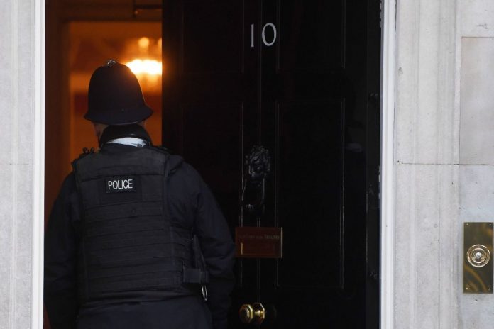 Policjant wchodzi na Downing Street 10 w Londynie. Zdjęcie ilustracyjne. / foto: PAP/EPA