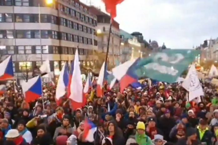 Protest w Pradze (Czechy). / foto: screen Twitter: @BananaMediaQ