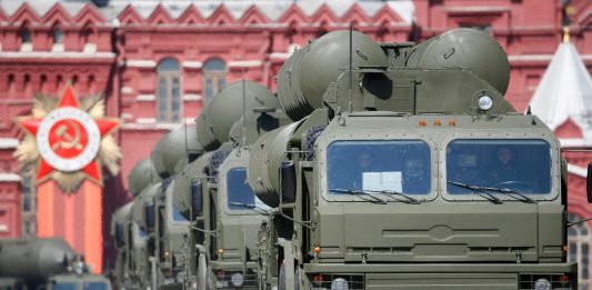 Rosyjskie pojazdy opancerzone podczas parady wojskowej w Dniu Zwycięstwa na Placu Czerwonym w Moskwie. Zdjęcie ilustracyjne. / foto: PAP/EPA