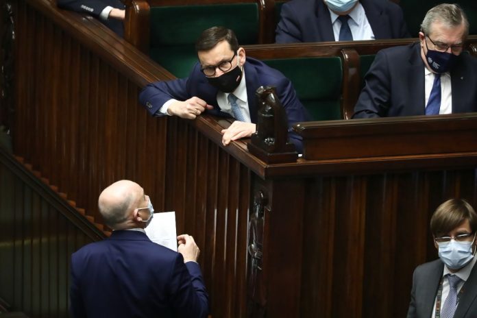 rzad_morawiecki_glinski Premier Mateusz Morawiecki (2L) i wicepremier, minister kultury i dziedzictwa narodowego Piotr Gliński (P-góra) na sali obrad w Sejmie w Warszawie. / foto: PAP