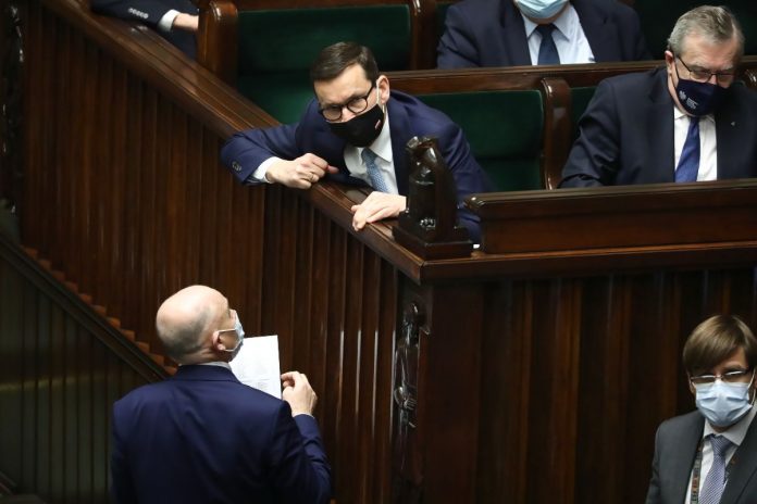 Premier Mateusz Morawiecki (2L) i wicepremier, minister kultury i dziedzictwa narodowego Piotr Gliński (P-góra) na sali obrad w Sejmie w Warszawie. / foto: PAP