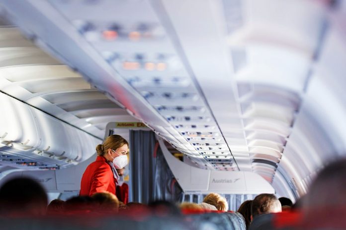 Stewardessa na pokładzie samolotu. Zdjęcie ilustracyjne: Pixabay