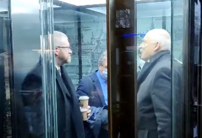 Grzegorz_Braun_Janusz_Korwin_Mikke_Czesław_Hoc_nczas Grzegorz Braun, Czesław Hoc, Janusz Korwin-Mikke Źródło: Twitter/Tomasz Grabarczyk