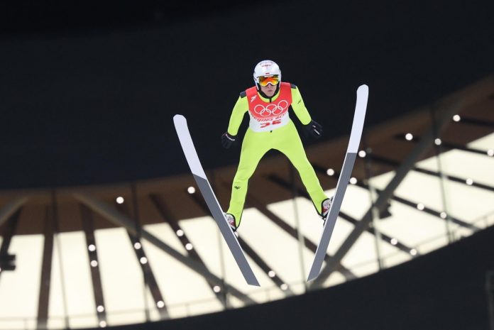 Zhangjiakou, Chiny, 06.02.2022. Zimowe Igrzyska Olimpijskie - Pekin 2022. Polak Dawid Kubacki w pierwszej serii konkursu skoków narciarskich na obiekcie normalnym w Zhangjiakou, 6 bm. (mk) PAP/Grzegorz Momot
