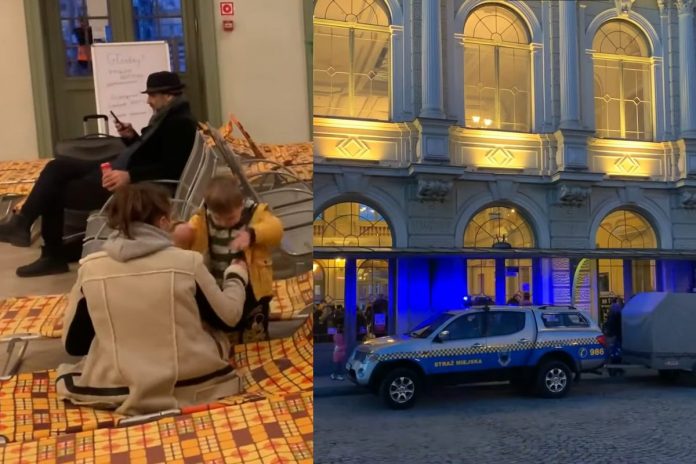 Punkt recepcyjny na dworcu PKP w Przemyślu/Fot. screen YouTube