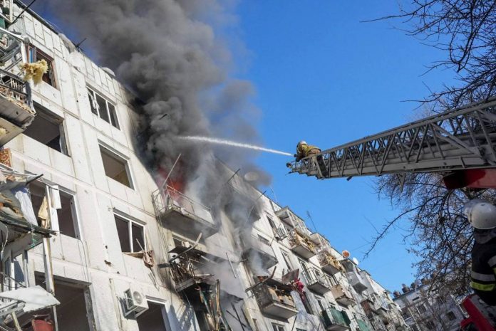 Ukraińscy strażacy próbują ugasić pożar po nalocie na kompleks mieszkaniowy w Czuhujowie, obwód charkowski na Ukrainie 24 lutego 2022 r. Wolfgang Schwan Źródło: PAP/Abaca