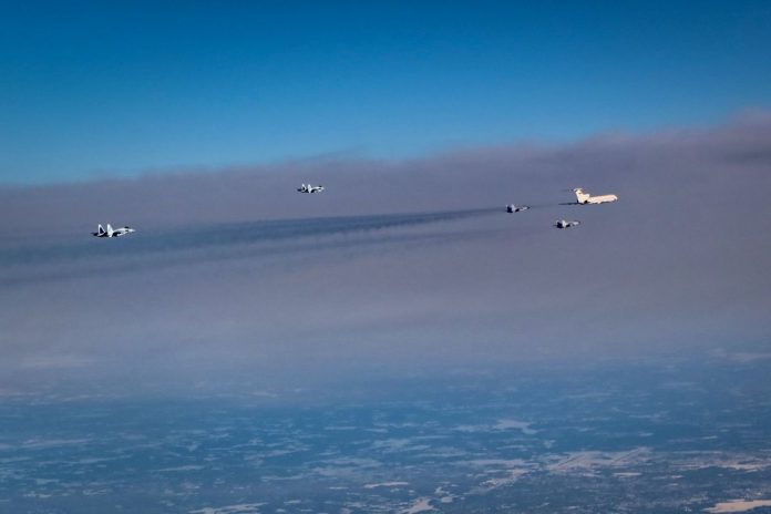 F-16 eskortują rosyjski transportowiec Tu-134.