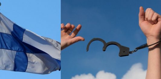 Flaga Finlandii oraz rozpięte kajdanki na rękach. Zdjęcie ilustracyjne. / foto: PxHere (kolaż)