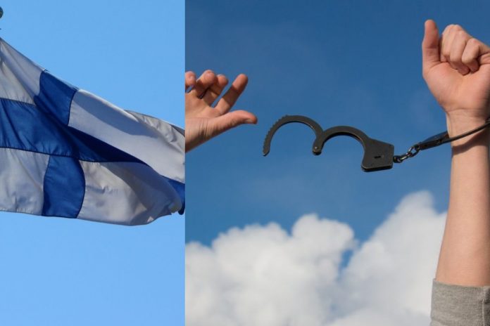 Flaga Finlandii oraz rozpięte kajdanki na rękach. Zdjęcie ilustracyjne. / foto: PxHere (kolaż)