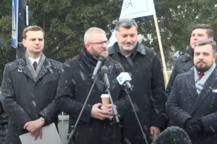 Grzegorz Braun wraz z innymi politykami Konfederacji na proteście przeciwko nowej ustawie sanitarnej.