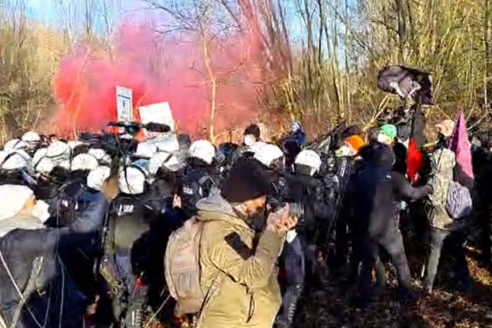 krosno_odrzanskie_zamieszki Lewacy starli się z policją w Krośnie Odrzańskim. Foto: print screen Facebook