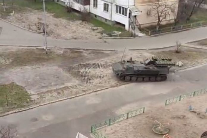 Pojazd wojskowy na osiedlu w dzielnicy Obołoń (Kijów). / foto: screen Twitter: @XmNews