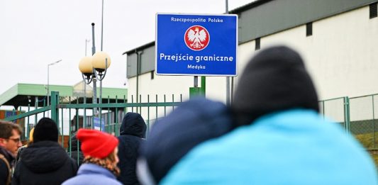 Uchodźcy na polsko-ukraińskim przejściu granicznym w Medyce. Foto: PAP (Darek Delmanowicz)