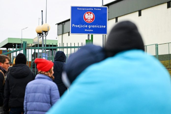 Uchodźcy na polsko-ukraińskim przejściu granicznym w Medyce. Foto: PAP (Darek Delmanowicz)
