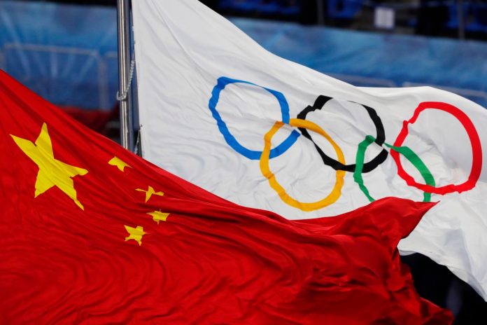 Flaga Chin powiewająca obok flagi Olimpijskiej podczas ceremonii otwarcia Igrzysk Olimpijskich w Pekinie. Zdjęcie ilustracyjne. / foto: PAP