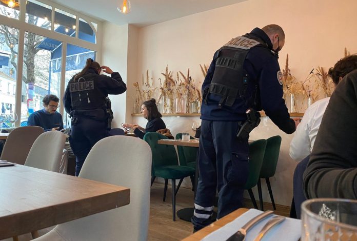 Policja w restauracji Źródło: Twitter/Eryk Mistewicz
