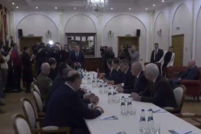 Rozpoczęły się rozmowy delegacji Ukrainy i Rosji na granicy ukraińsko-białoruskiej. / foto: screen Twitter: @nexta_tv