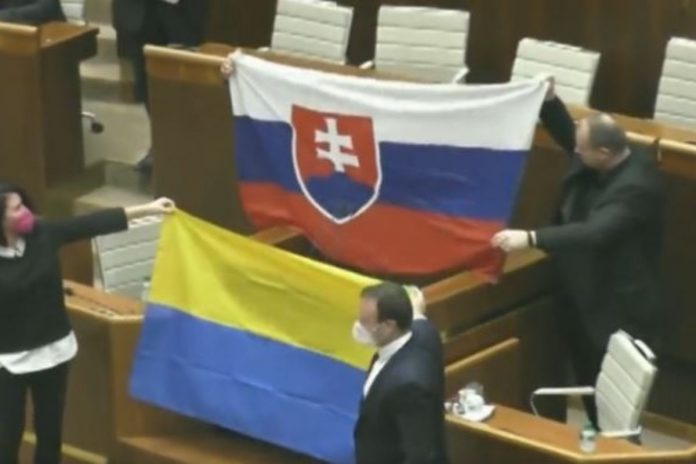 Awantura w słowackim parlamencie. / foto: screen Twitter: @Elbandi_