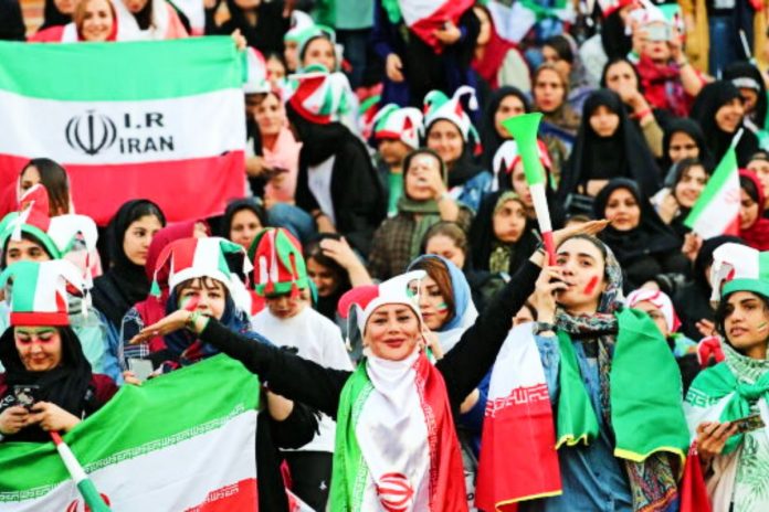 Tym razem kobiety nie zostały wpuszczone na mecz piłkarzy Iranu. Foto: PAP/EPA