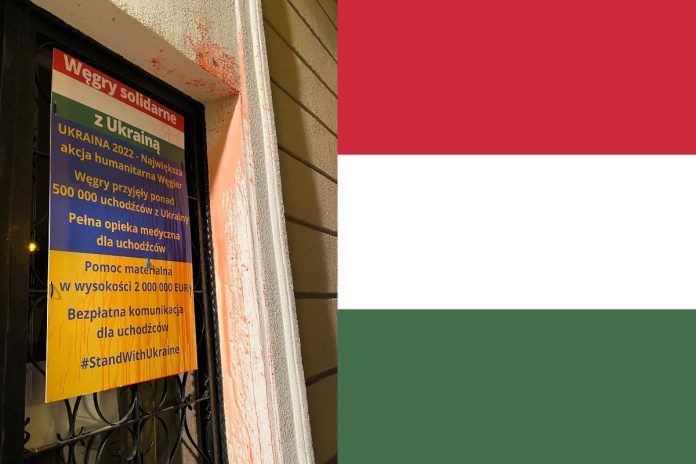 Ambasada_Węgier_nczas Oblane farbą drzwi ambasady Węgier w Warszawie, flaga Węgier Źródło: Facebook/Ambasada Węgier / Varsói Magyar Nagykövetség, Pixabay, collage