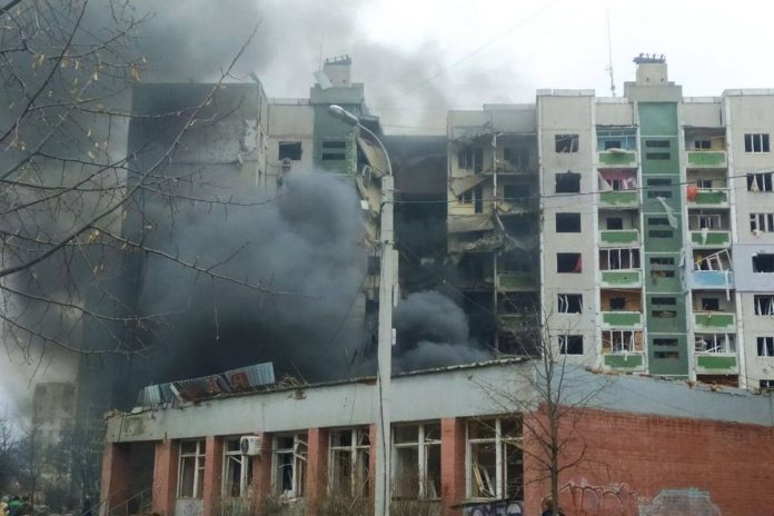Czernihów na Ukrainie. Zbombardowana przez Rosjan dzielnica mieszkalna/Fot. Twitter