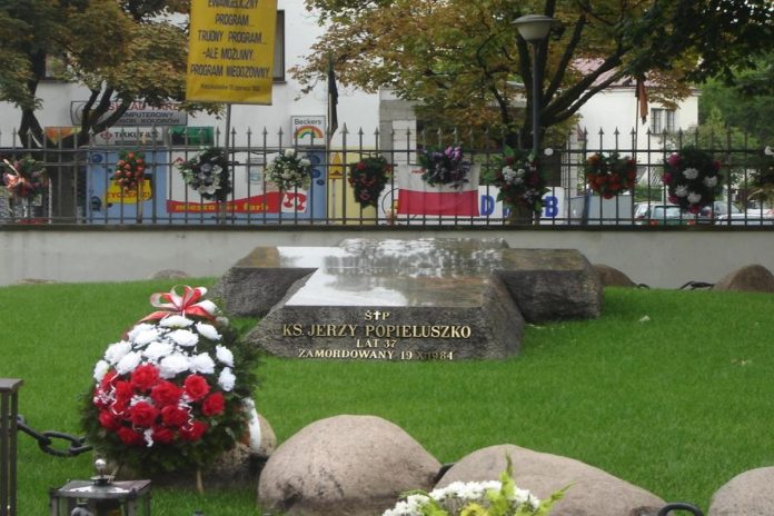 Grób ks. Jerzego Popiełuszki w Warszawie Fot. Wikipedia domena publ. Reytan praca wł